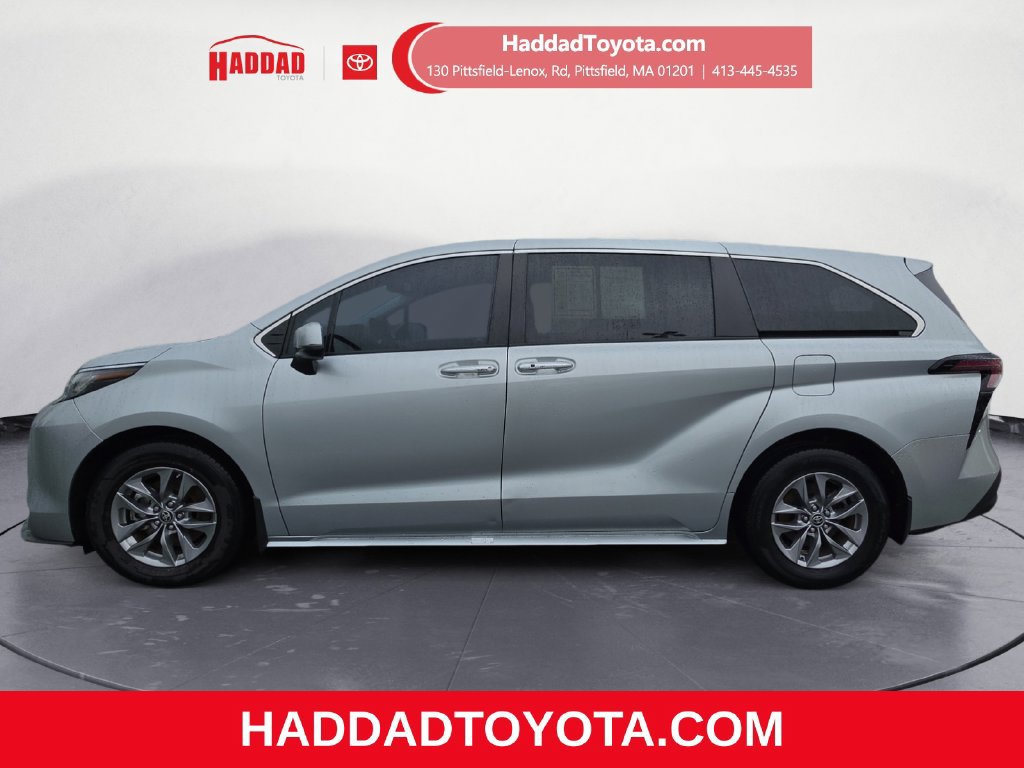 Used 2023 Toyota Sienna XLE FWD image 2