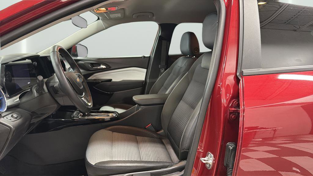 Used 2025 Chevrolet Trax LT w/ LT Convenience Package FWD image 23