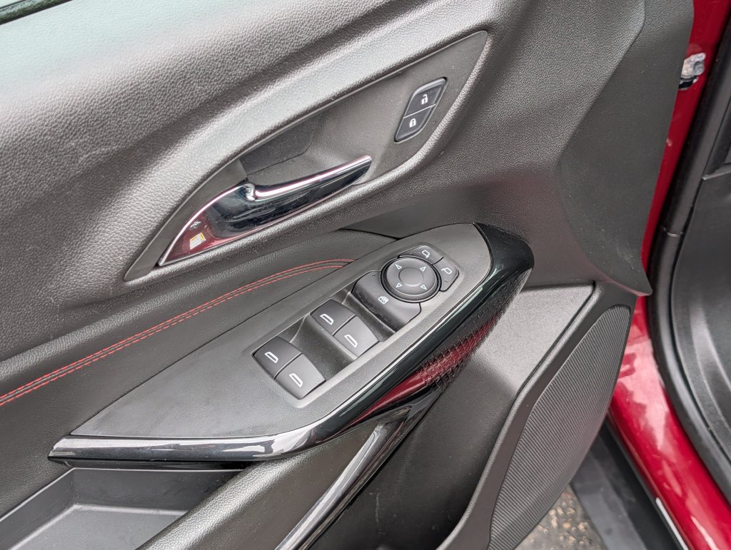 Used 2024 Chevrolet Trax RS w/ Sunroof Package FWD image 17