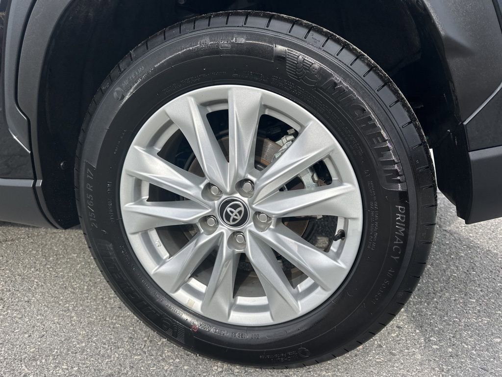 Used 2025 Toyota Corolla Cross LE image 27