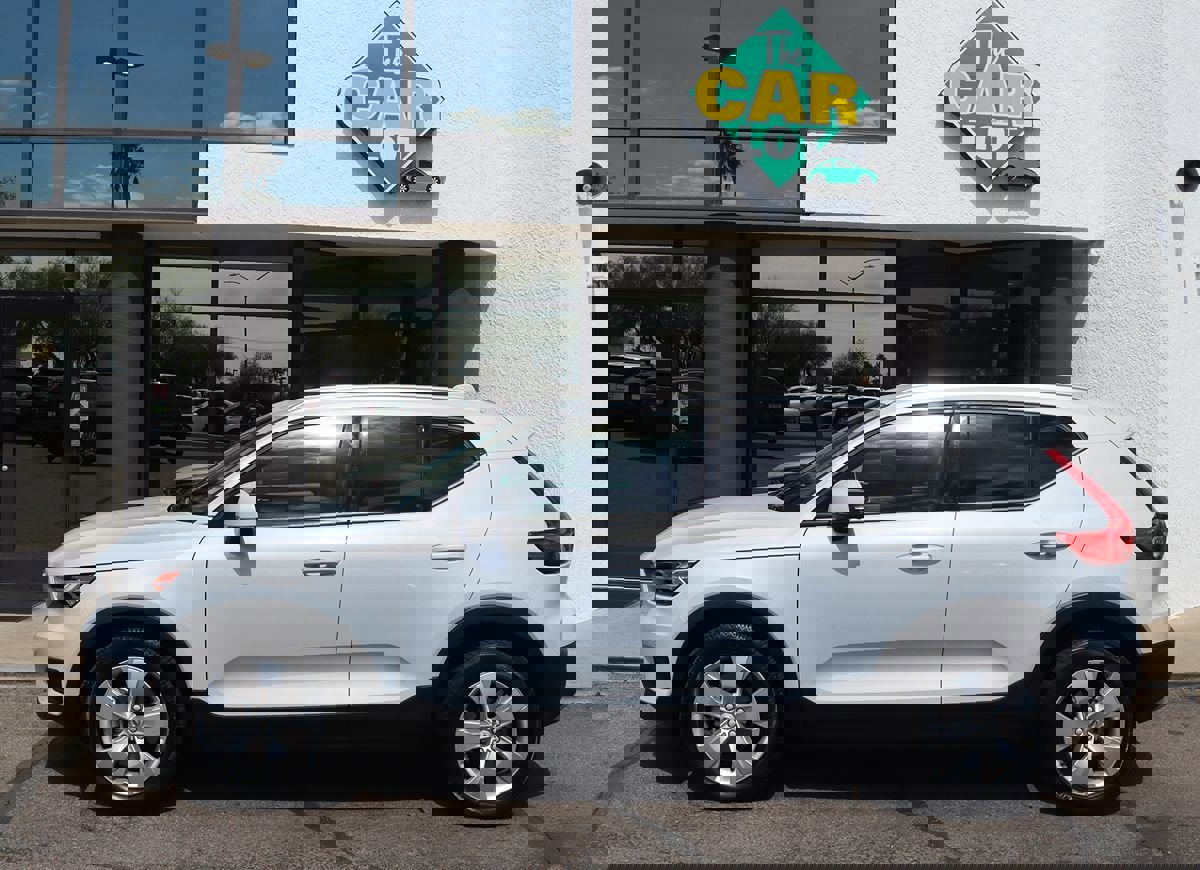 Used 2022 Volvo XC40 T4 Momentum image 8