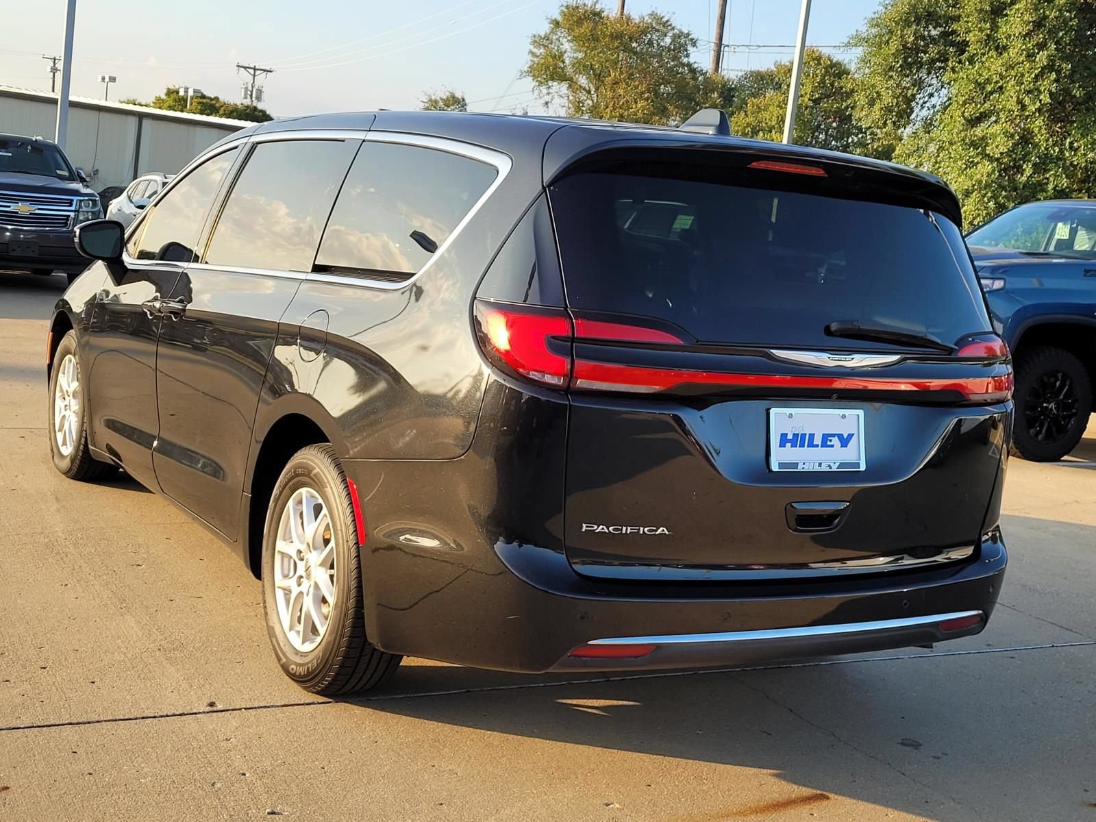 Used 2023 Chrysler Pacifica Touring-L FWD video 3