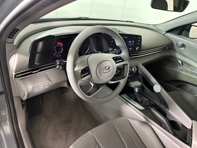 Used 2022 Hyundai Elantra SEL w/ Preferred Accessory Package FWD image 13
