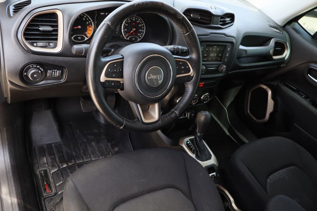 Used 2017 Jeep Renegade Latitude FWD image 11