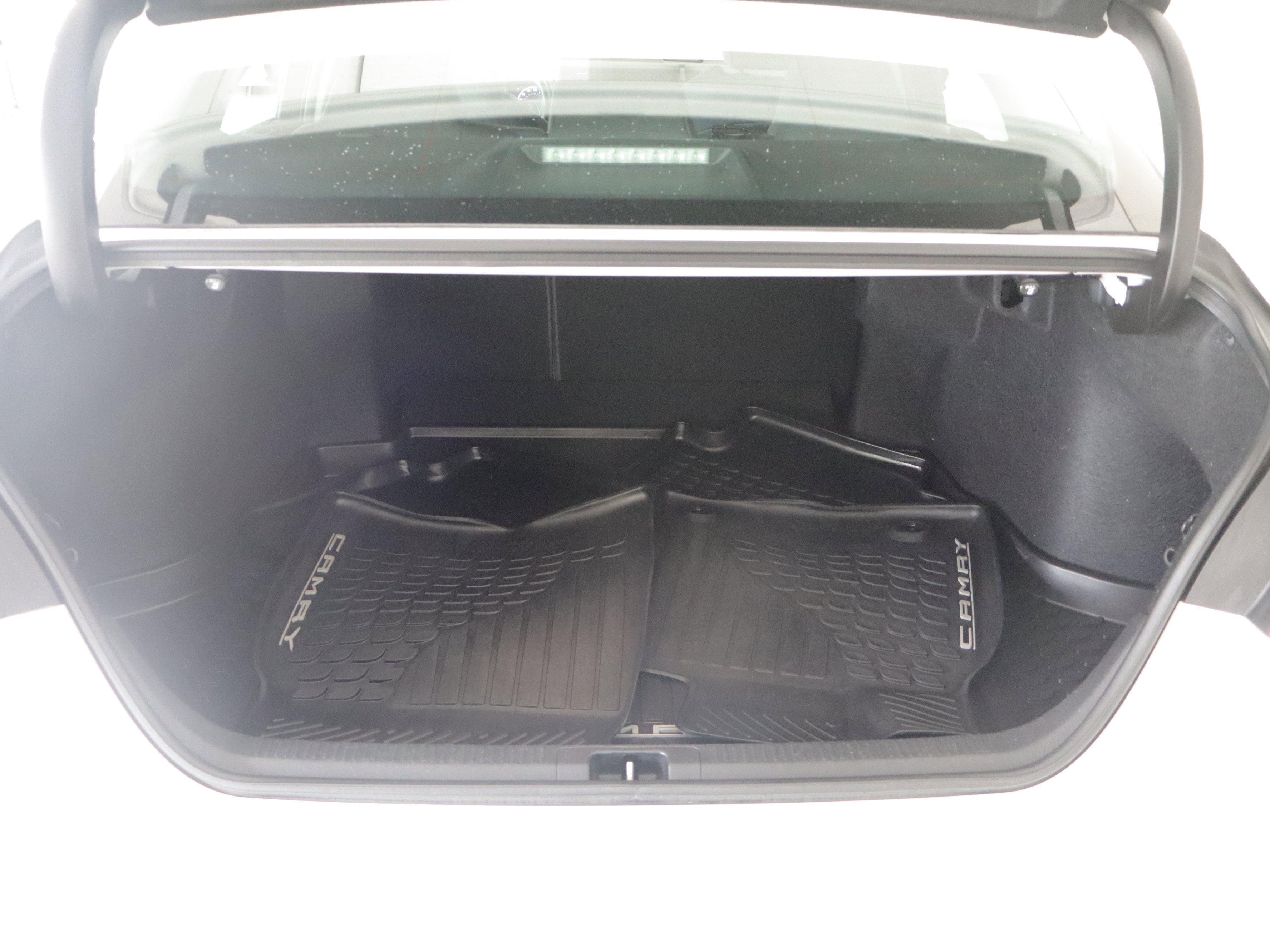 Used 2018 Toyota Camry LE FWD image 19