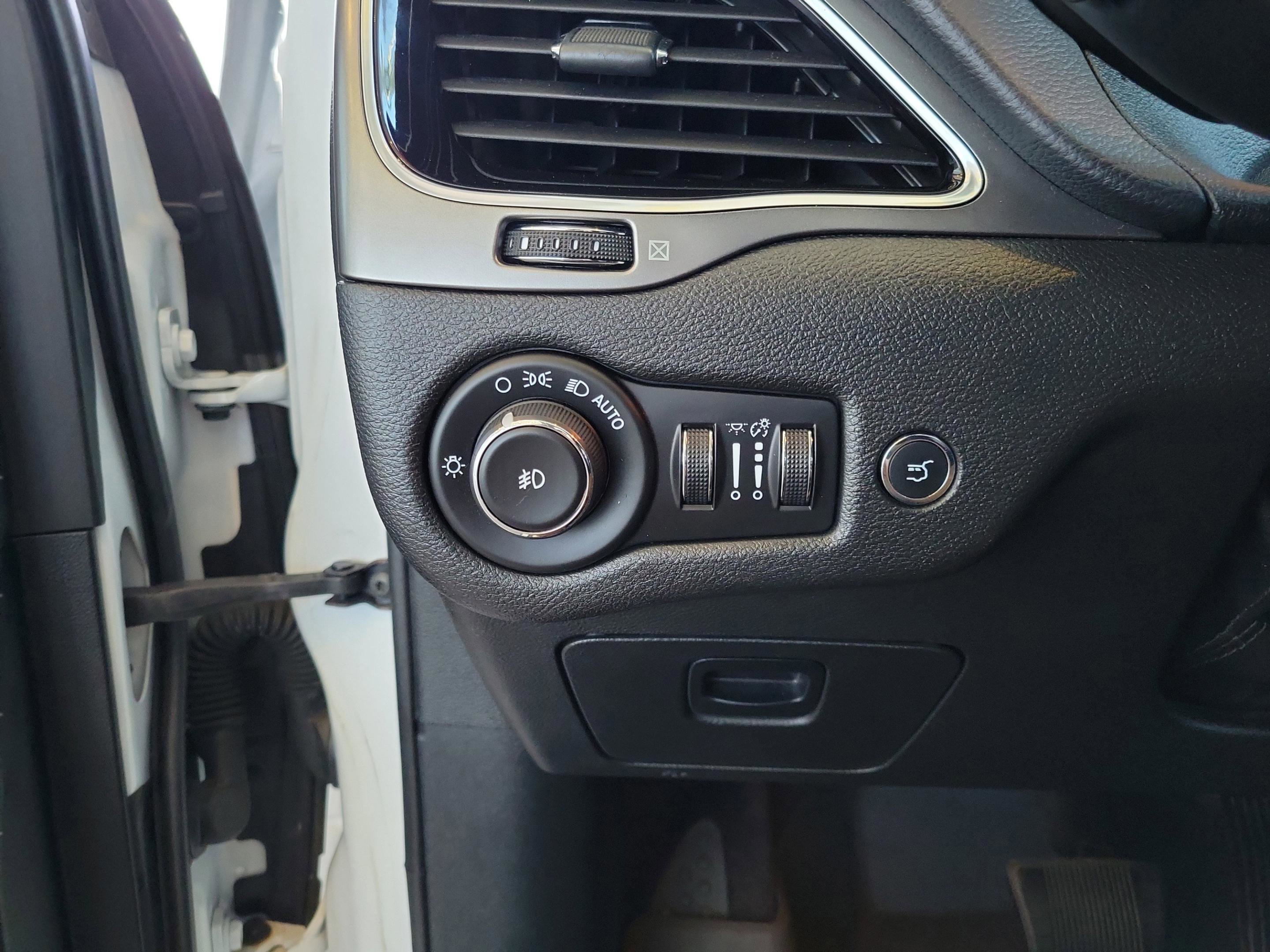 Used 2019 Jeep Cherokee Limited w/ Luxury Group image 28