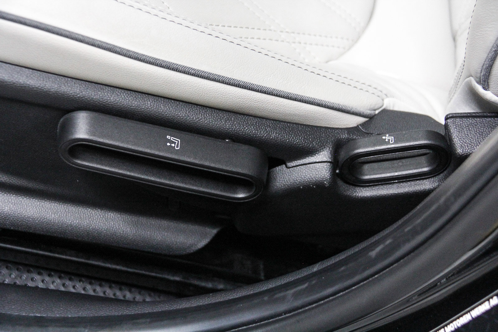 Certified 2023 MINI Cooper 4-Door Hardtop w/ Signature Upholstery Package FWD image 21