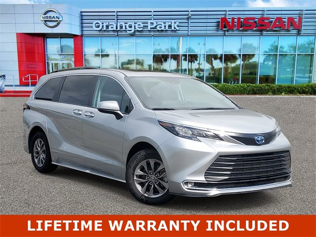 Used 2024 Toyota Sienna XLE image 1