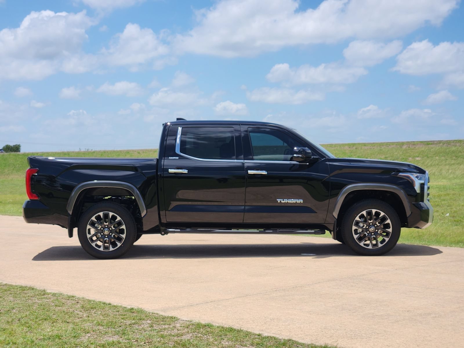New 2026 Toyota Tundra Limited w/ Power Package AWD/4WD image 7