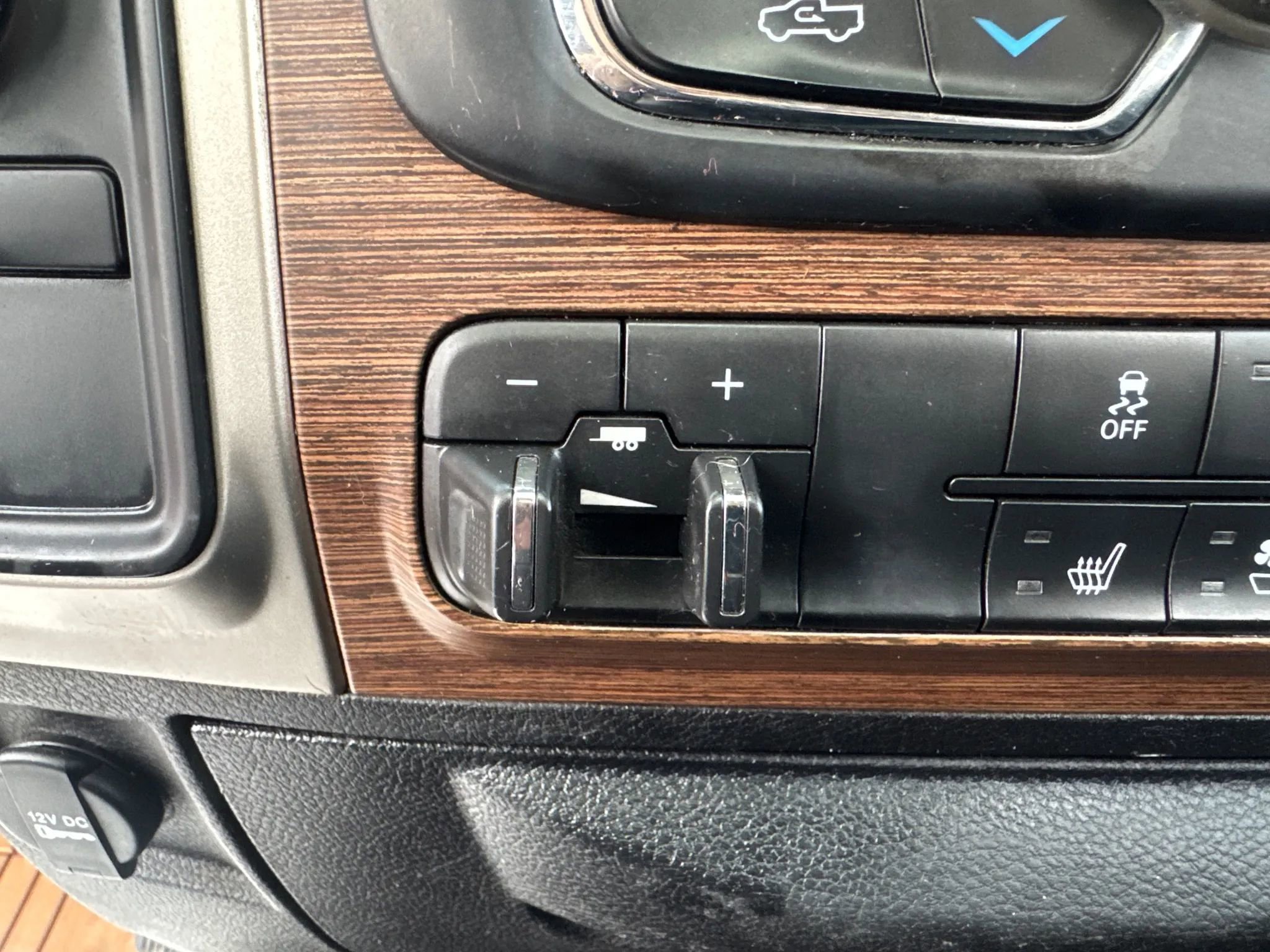 Used 2014 RAM 3500 Laramie w/ Black Appearance Group image 32