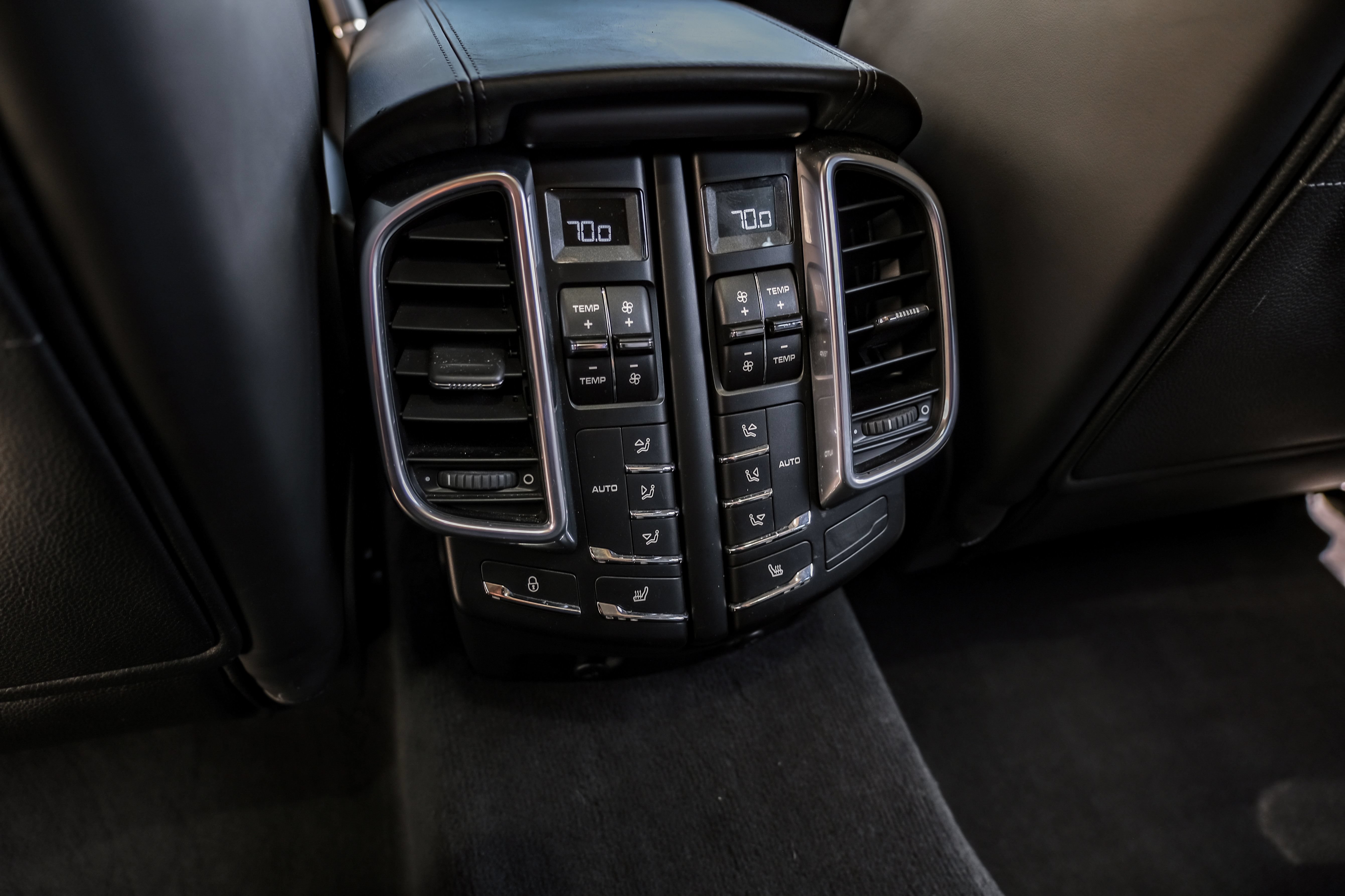 Used 2013 Porsche Cayenne Turbo AWD/4WD image 34