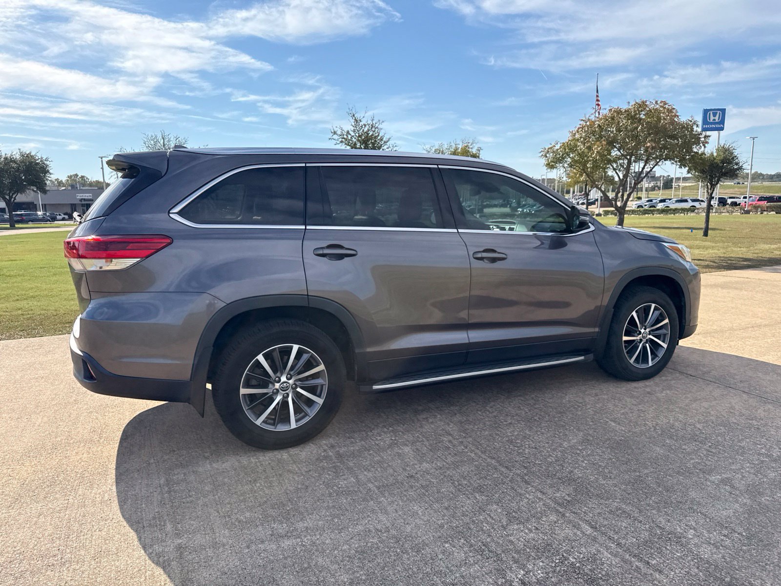 Used 2019 Toyota Highlander XLE FWD image 12