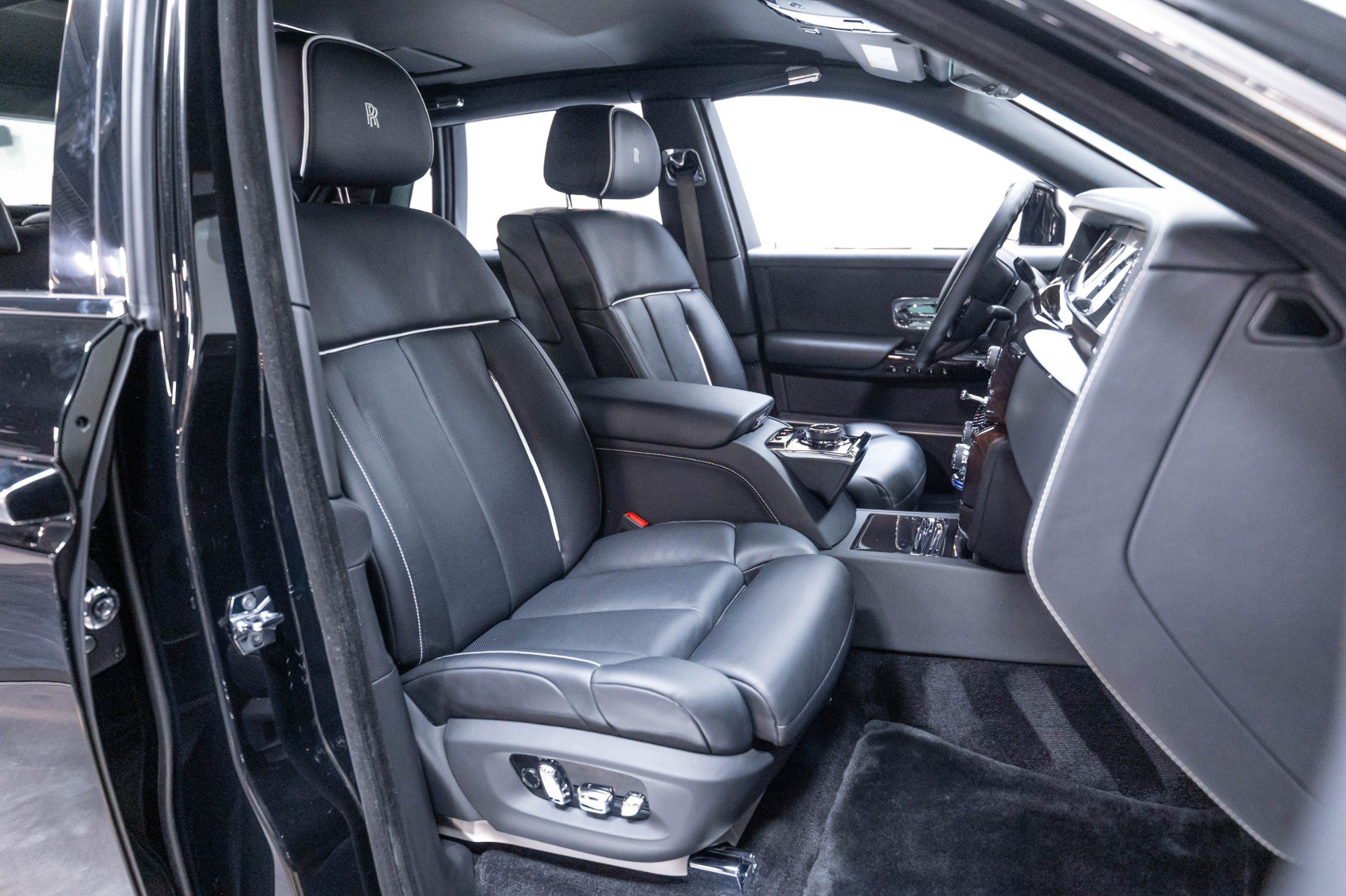 Used 2024 Rolls-Royce Phantom Sedan w/ The Phantom Package RWD image 51