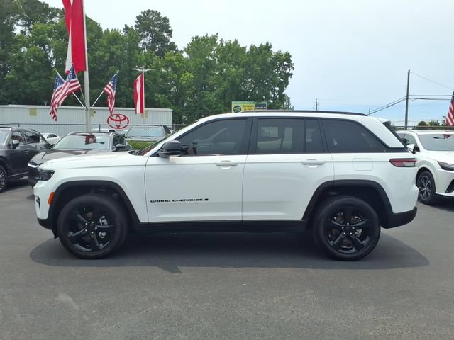 Used 2025 Jeep Grand Cherokee Altitude AWD/4WD image 3