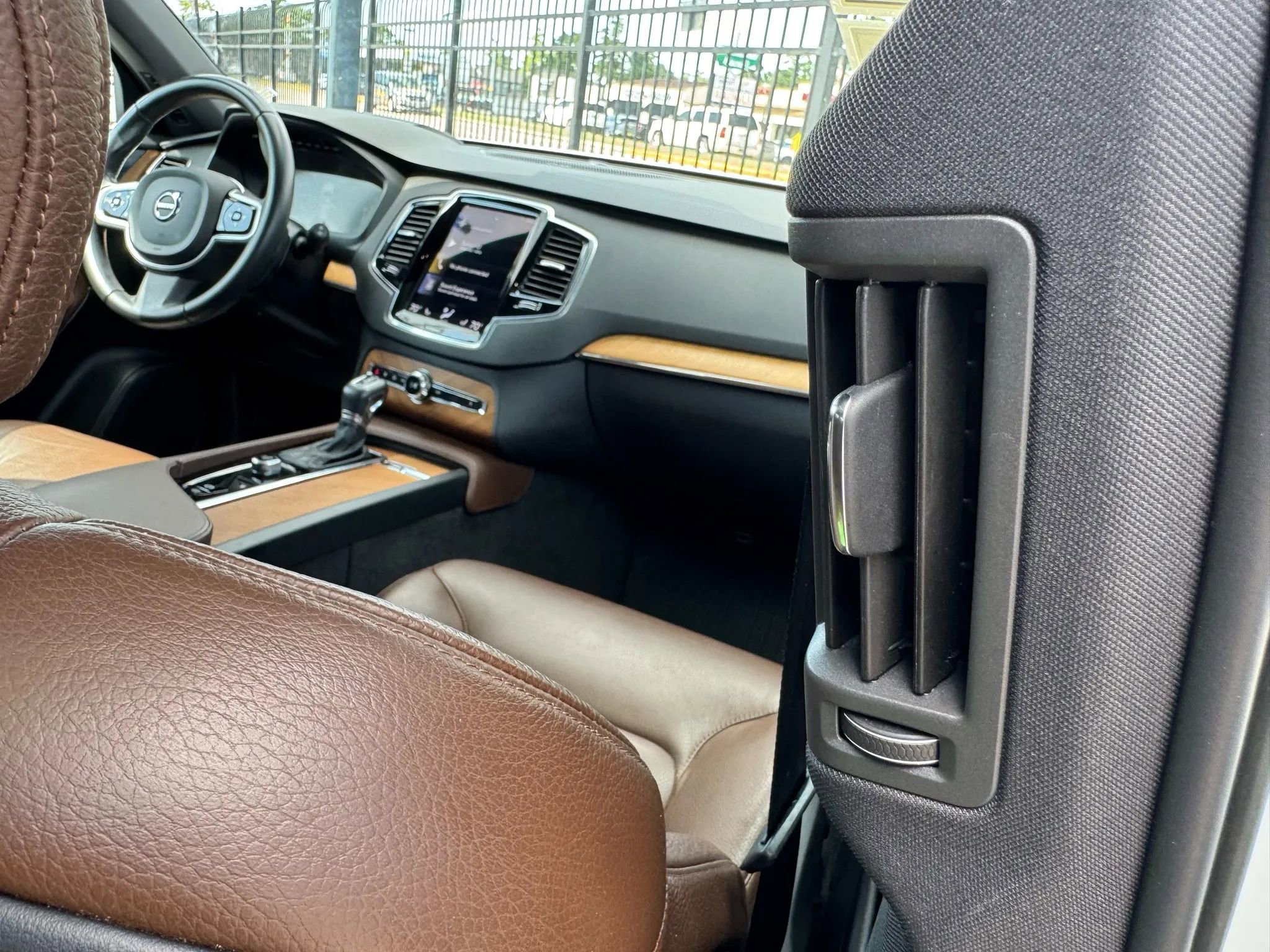 Used 2022 Volvo XC90 T6 Momentum w/ Advanced Package image 34