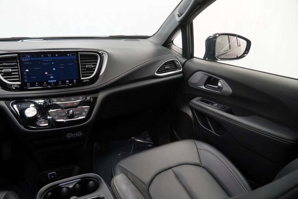 Certified 2024 Chrysler Pacifica Limited image 27