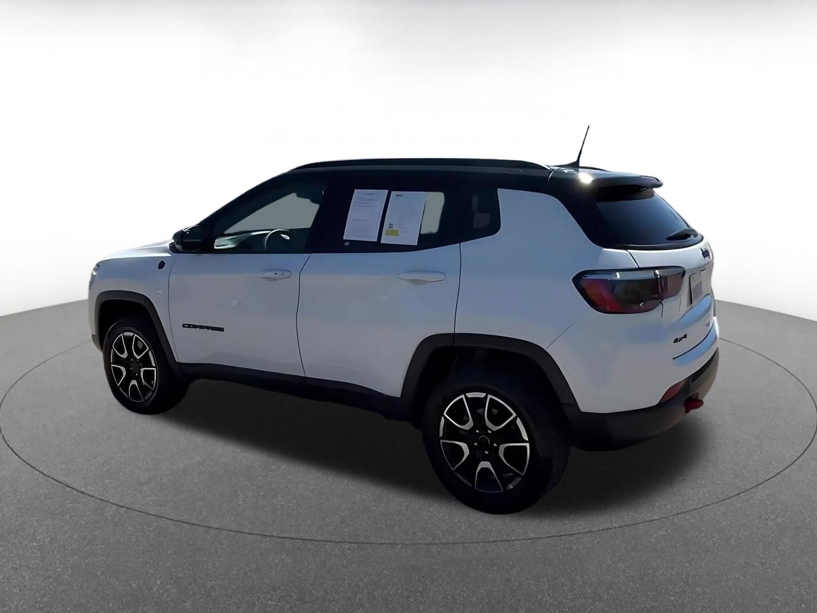 Used 2025 Jeep Compass Trailhawk AWD/4WD image 10