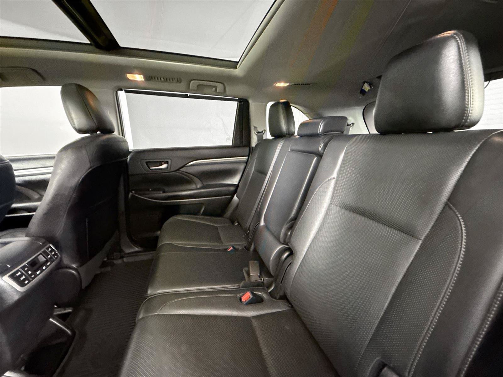 Used 2019 Toyota Highlander Limited Platinum AWD/4WD image 32