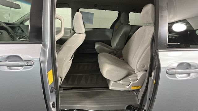 Used 2014 Toyota Sienna LE AWD/4WD image 25