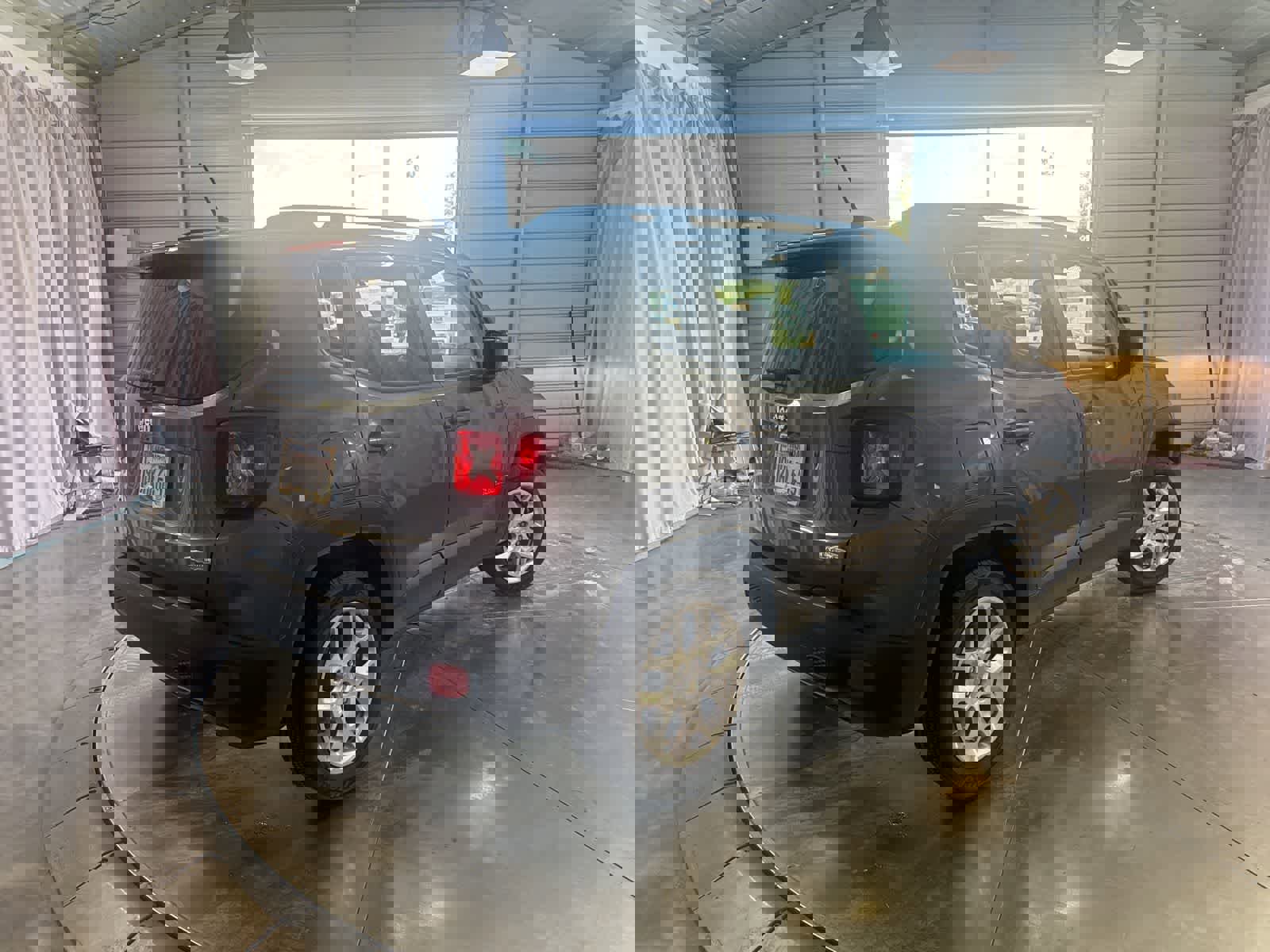 Used 2017 Jeep Renegade Latitude w/ Popular Equipment Group image 5