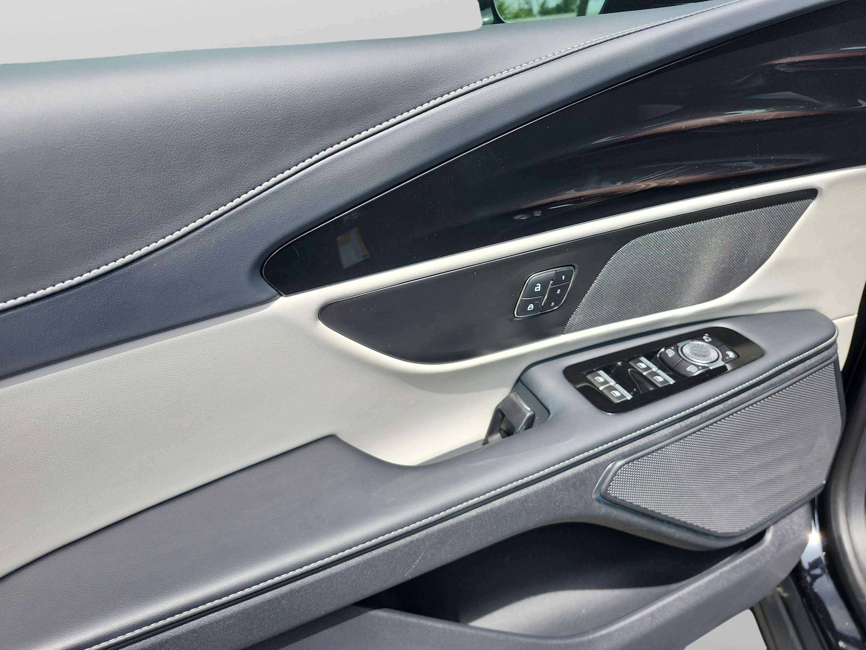 Used 2025 Lincoln Nautilus Premier AWD/4WD image 16