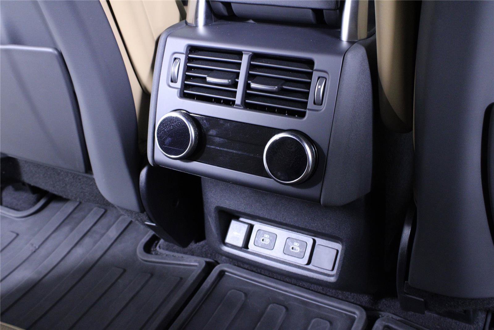 Used 2025 Land Rover Discovery Dynamic SE AWD/4WD image 15