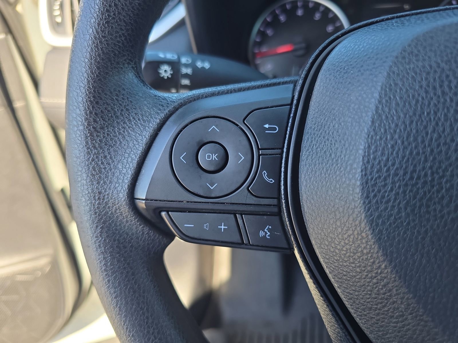 Used 2020 Toyota RAV4 LE w/ Carpet Mat Package image 20