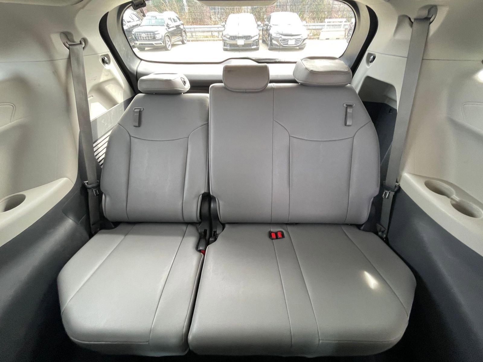 Used 2024 Toyota Sienna XLE image 31