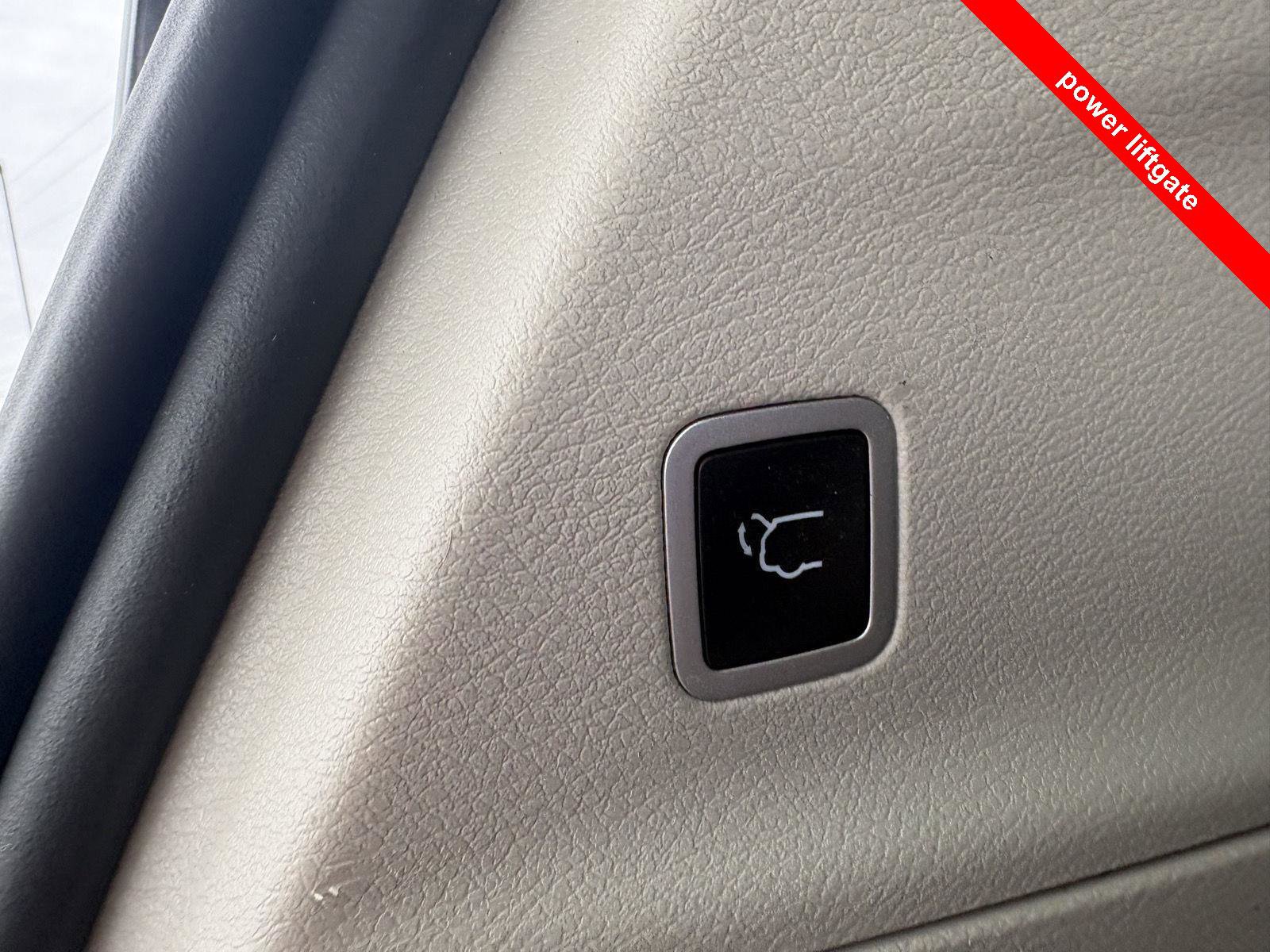 Used 2023 Chrysler Voyager LX image 7