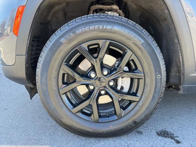 Certified 2024 Jeep Grand Cherokee Altitude image 28