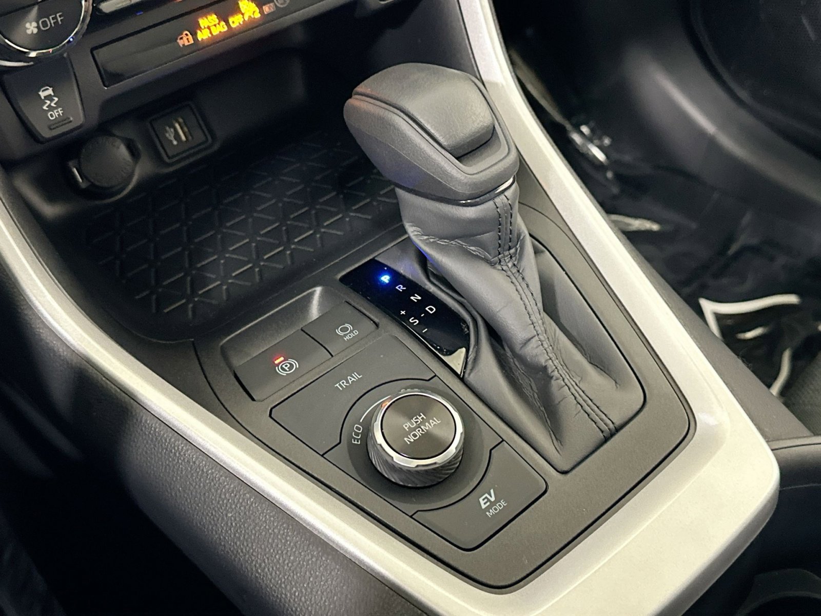 Used 2025 Toyota RAV4 XLE image 26