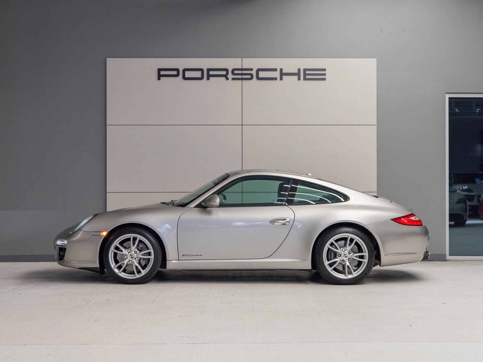Used 2011 Porsche 911 Carrera image 2