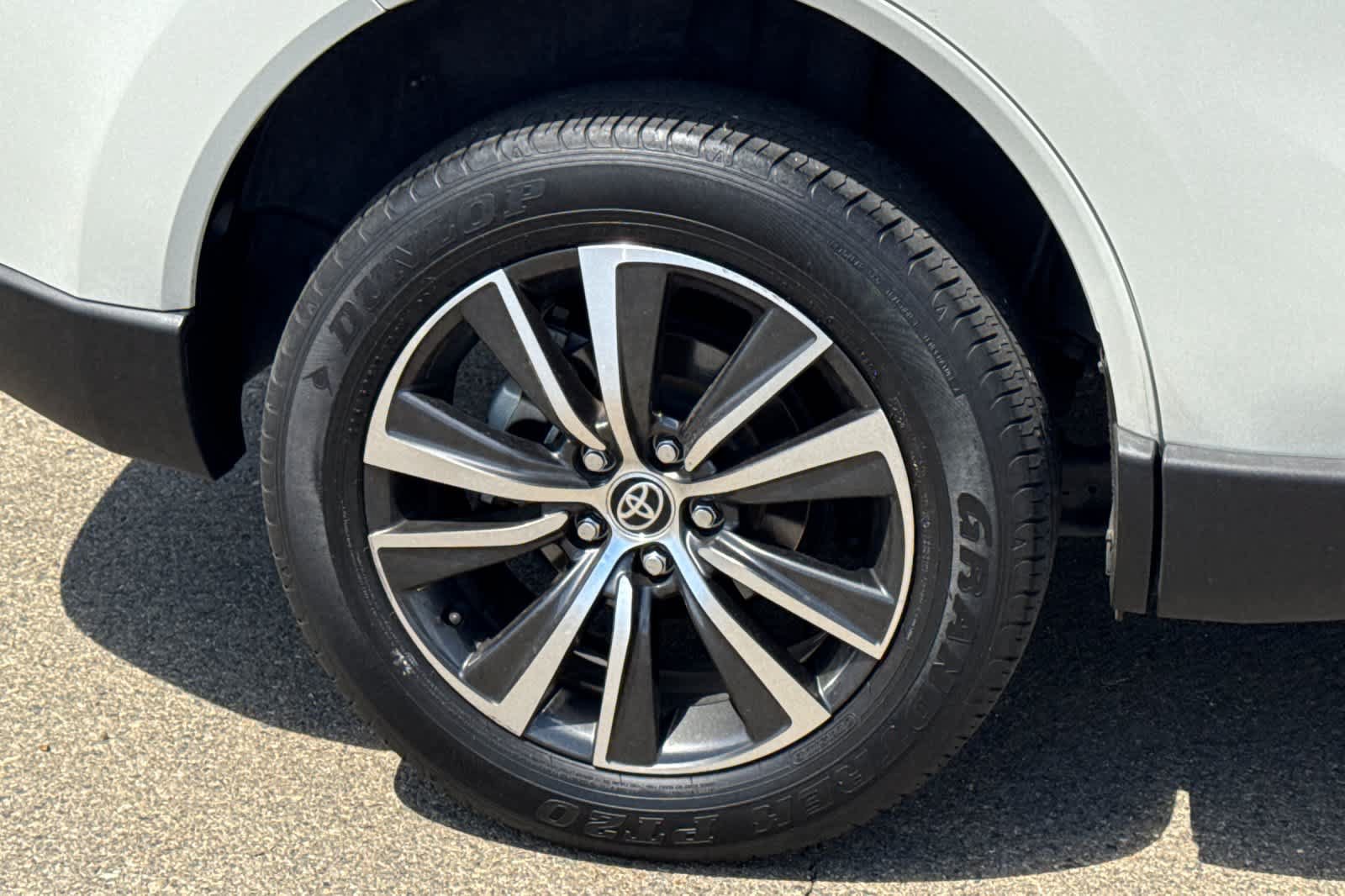Certified 2021 Toyota Venza LE w/ Carpet Mat Package (TMS) AWD/4WD image 19