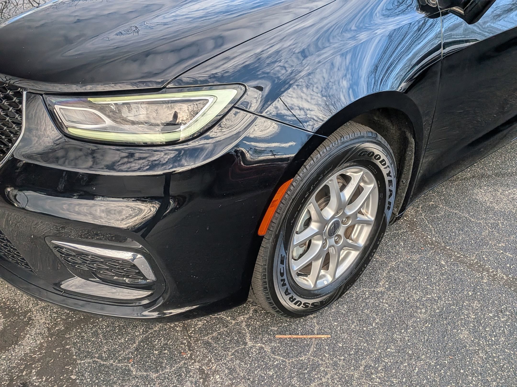 Used 2024 Chrysler Pacifica Touring-L image 11