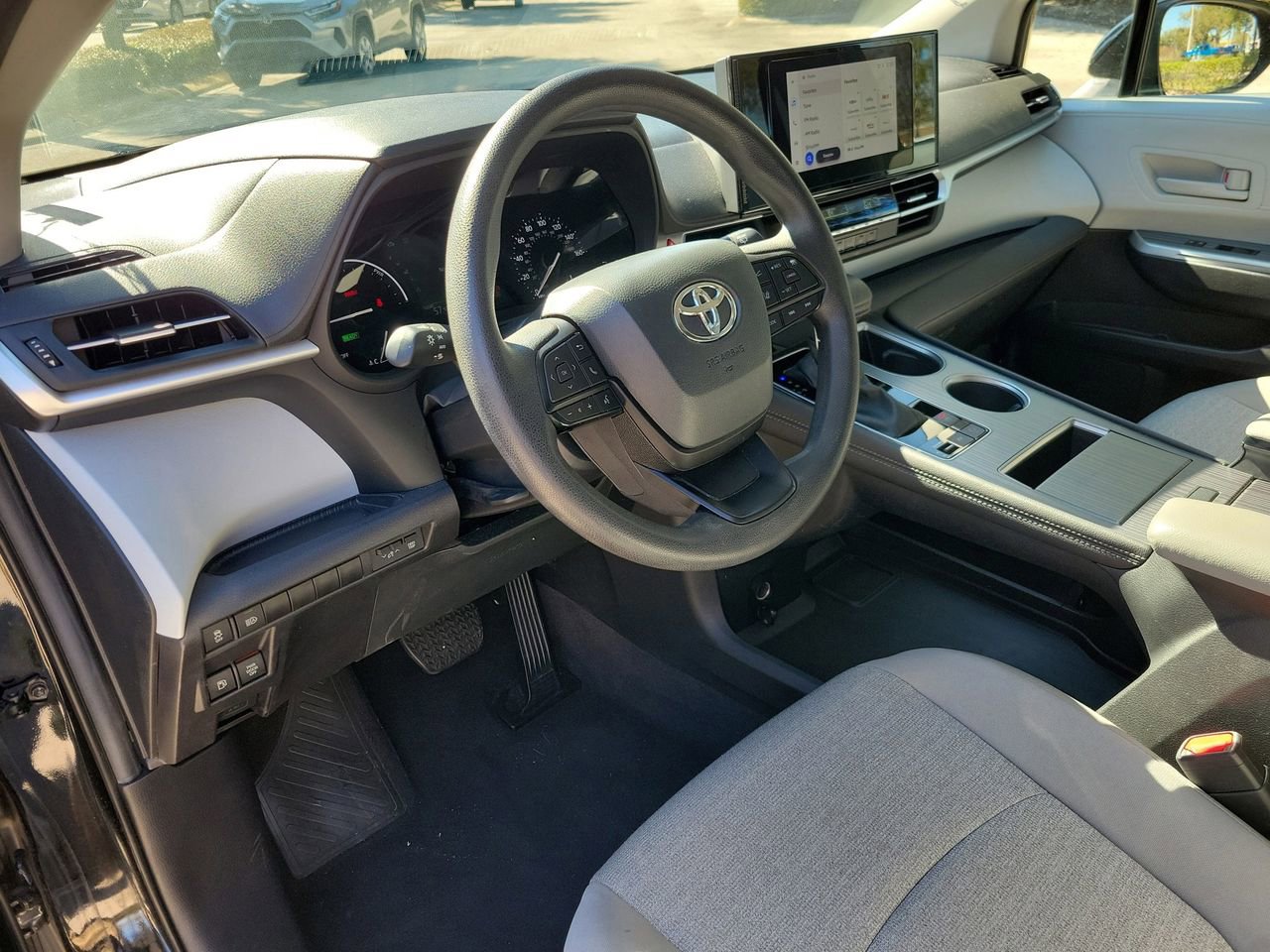 Used 2025 Toyota Sienna LE image 15