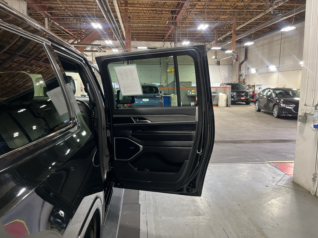 Used 2023 Jeep Wagoneer L Series II AWD/4WD image 24