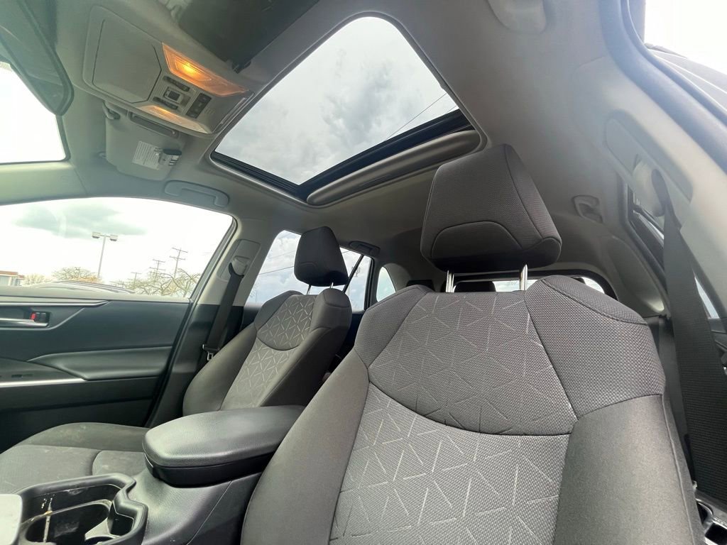 Used 2021 Toyota RAV4 XLE w/ Convenience Package AWD/4WD image 7