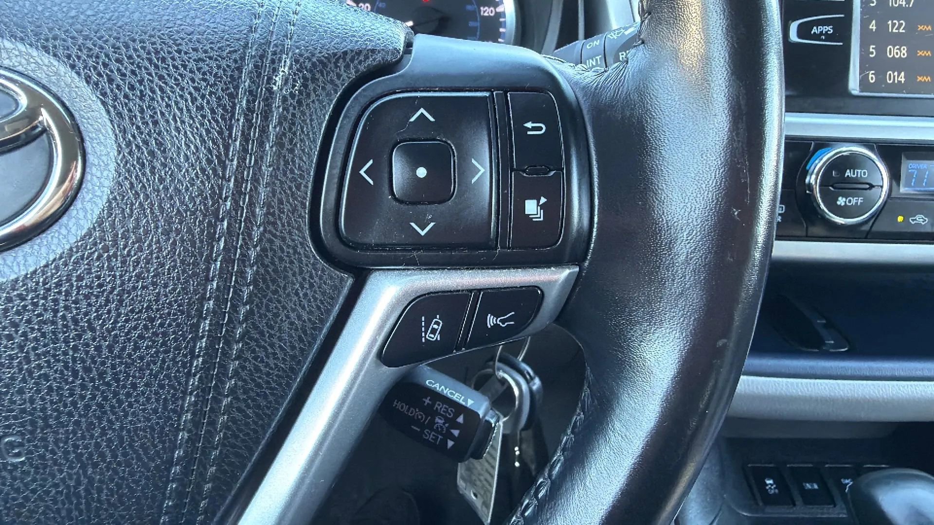 Used 2017 Toyota Highlander AWD V6 image 11