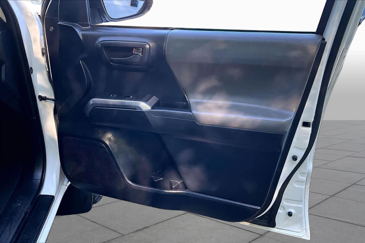Certified 2019 Toyota Tacoma SR5 AWD/4WD image 21