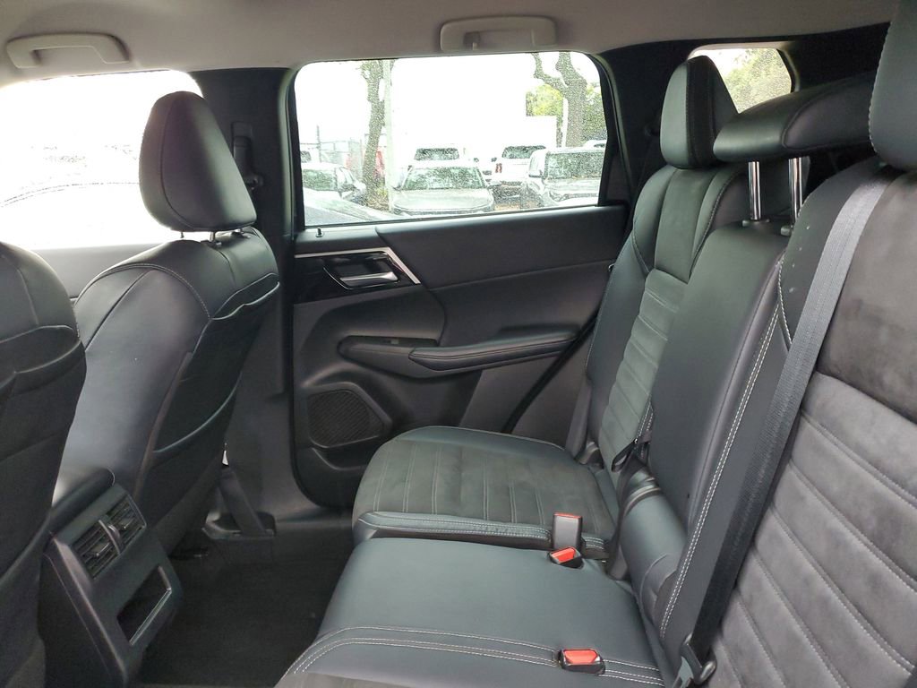 Used 2023 Mitsubishi Outlander SE Black Edition image 14