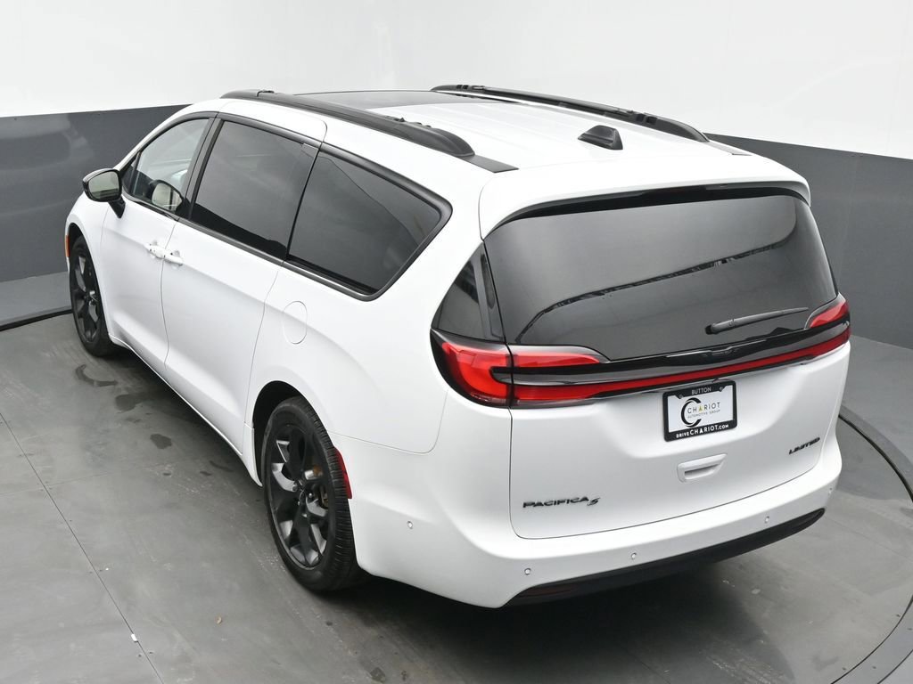 Used 2025 Chrysler Pacifica Limited image 39
