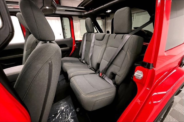 Used 2026 Jeep Wrangler Unlimited Sahara AWD/4WD image 25