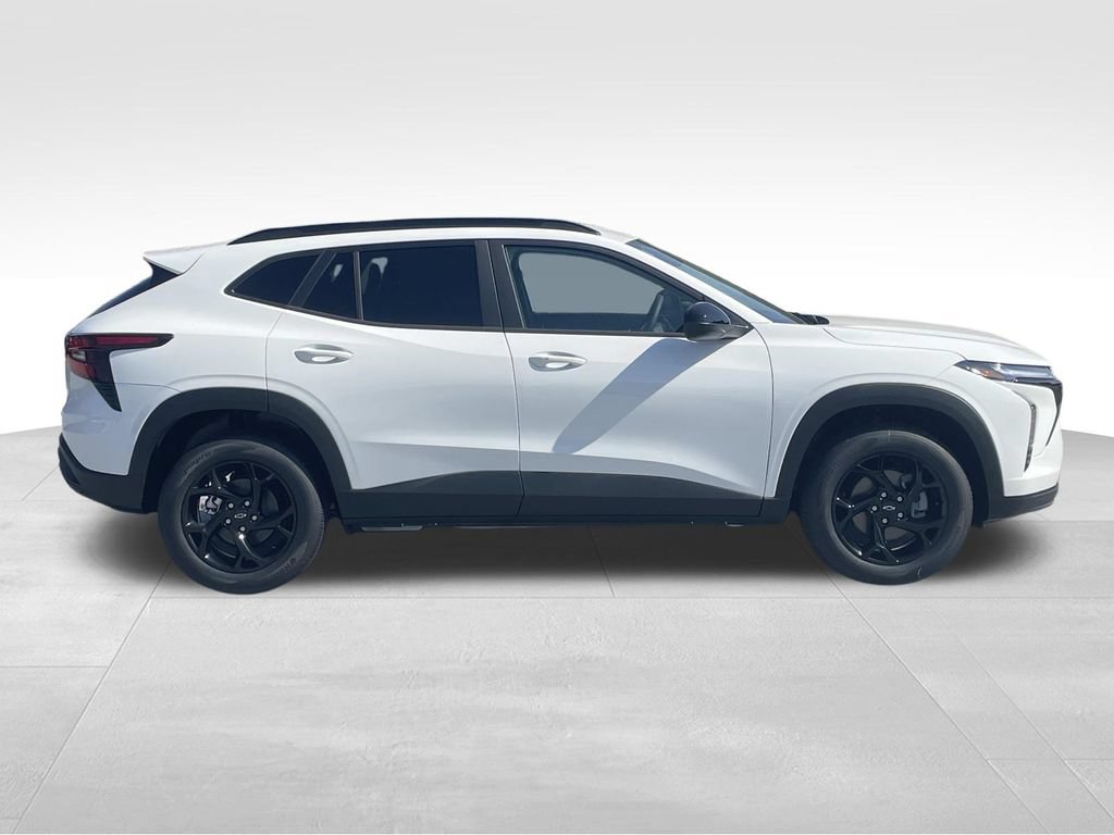 New 2026 Chevrolet Trax LT w/ Midnight Edition FWD image 2
