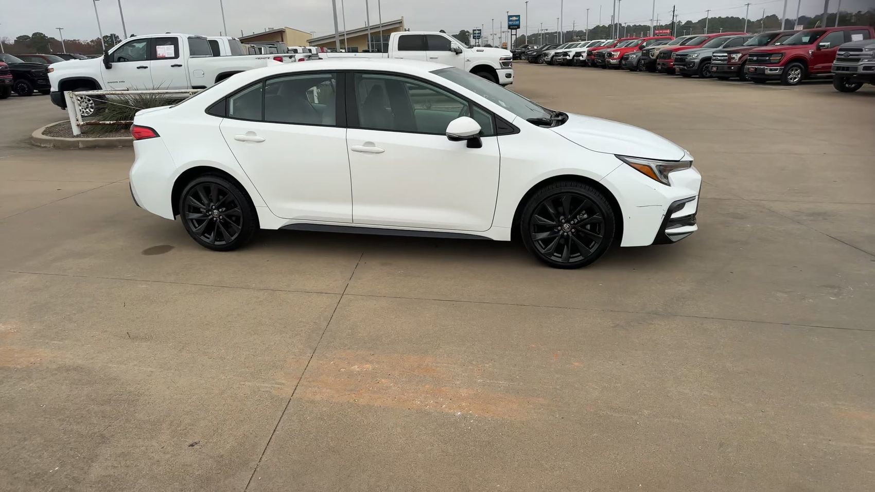 Used 2024 Toyota Corolla SE FWD image 2