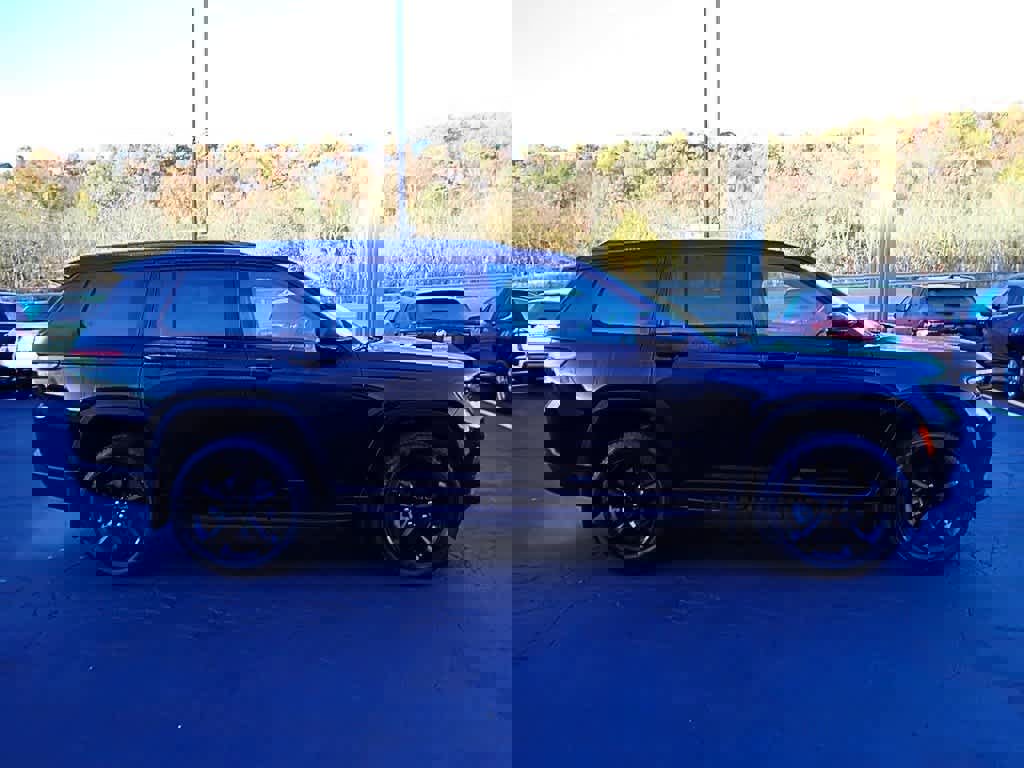 Used 2023 Jeep Grand Cherokee L Limited w/ Black Appearance Package image 6