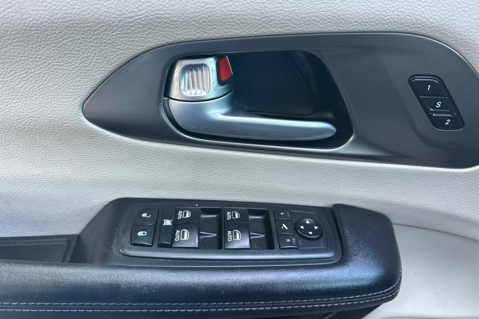 Used 2018 Chrysler Pacifica Limited FWD image 11