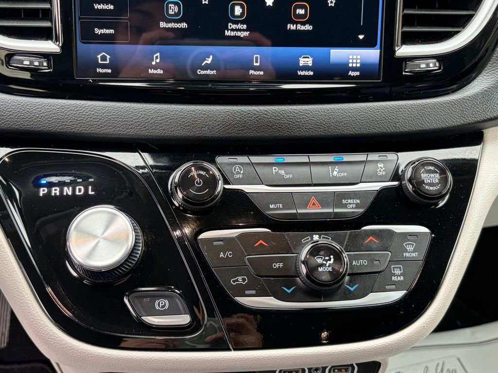 Used 2024 Chrysler Pacifica Touring-L image 16