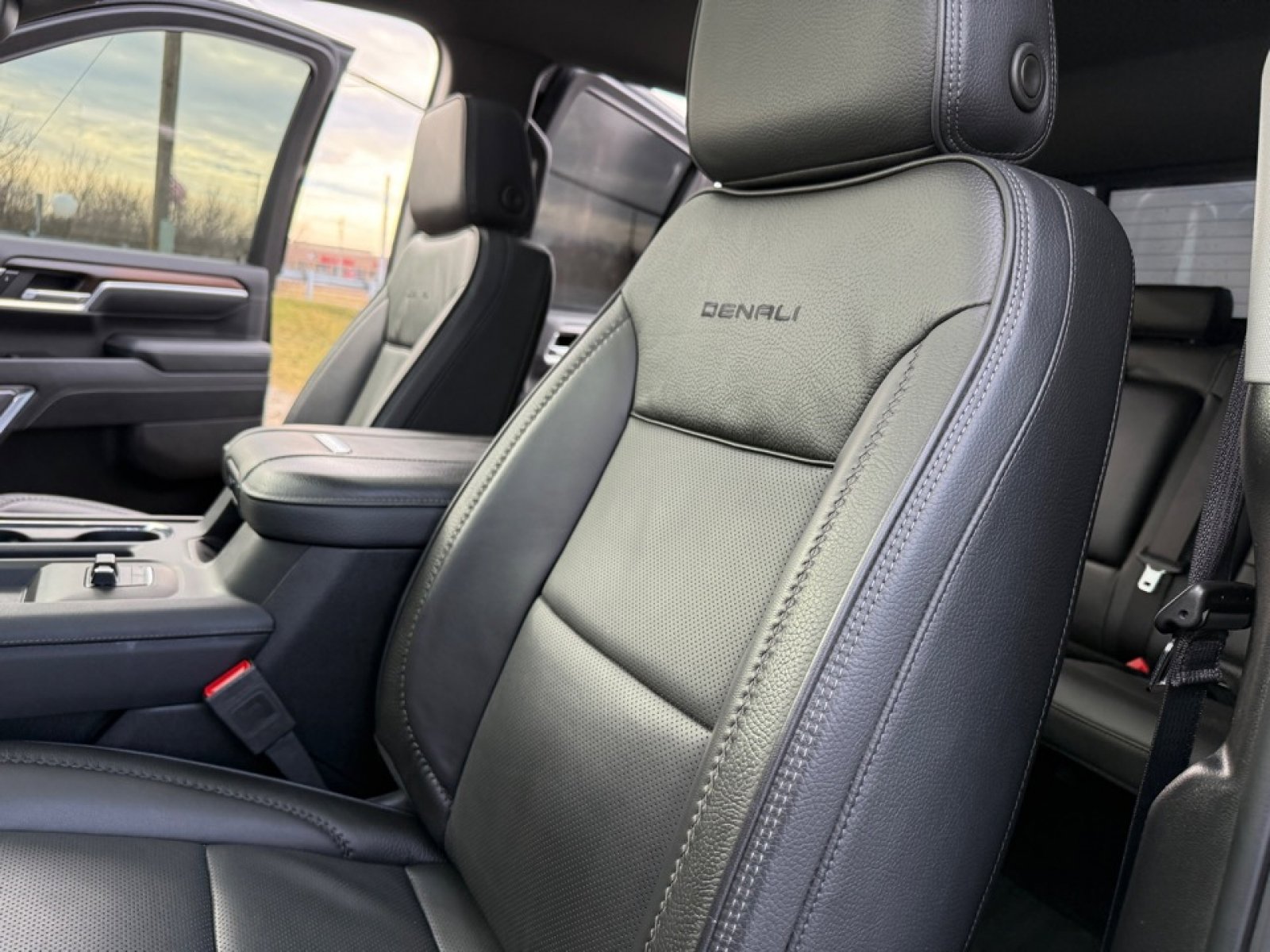 Used 2025 GMC Sierra 2500 Denali w/ Technology Package image 16