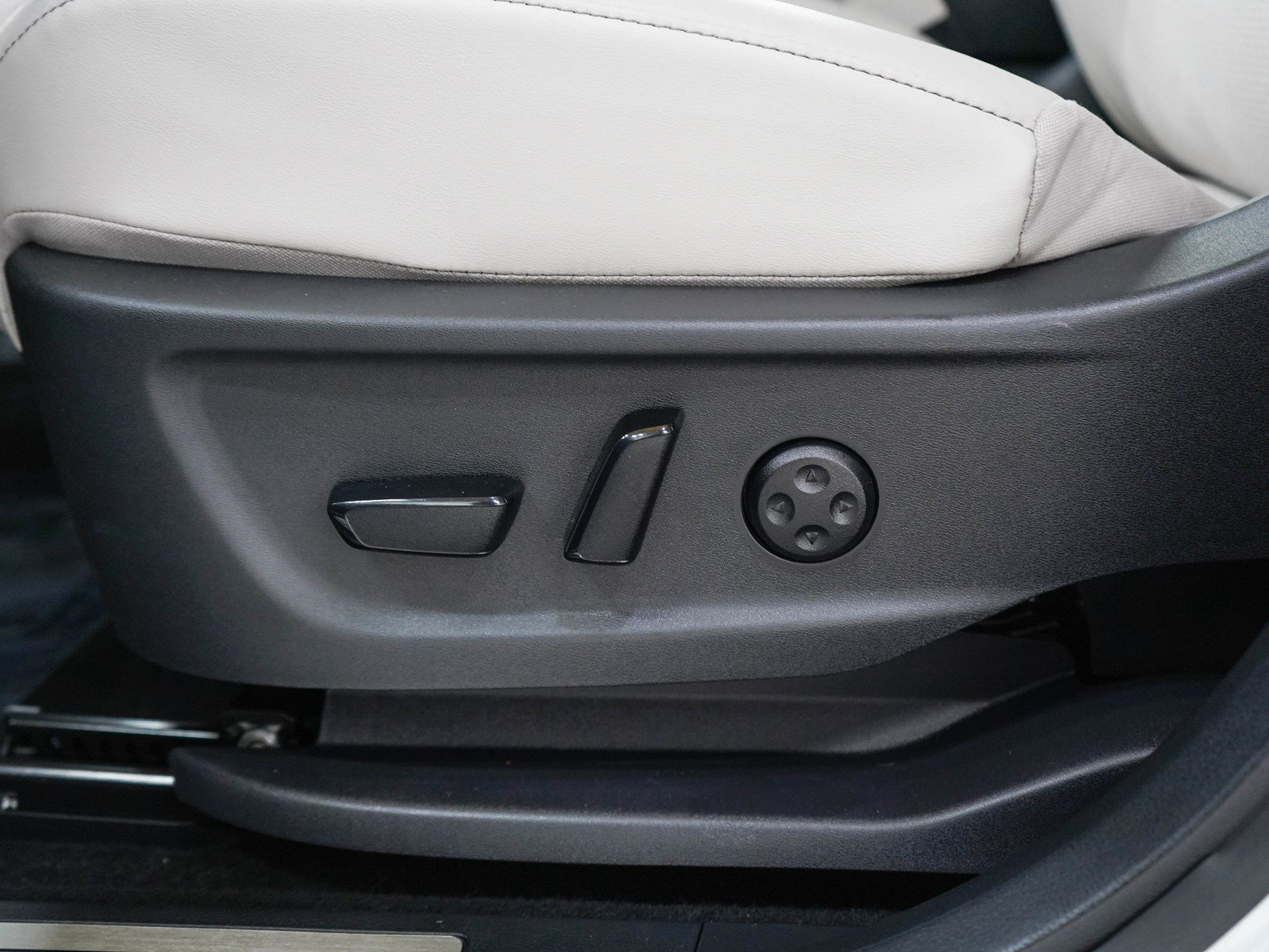 Used 2024 Nissan Ariya AWD image 27