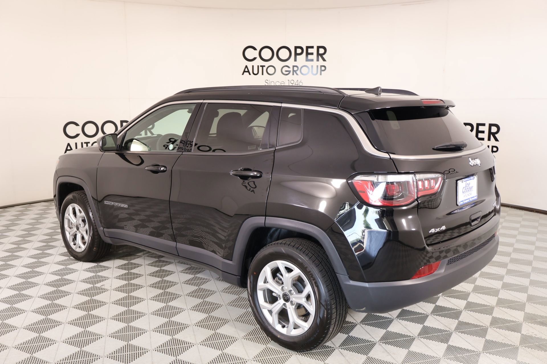 Used 2025 Jeep Compass Latitude w/ Sun & Sound Group AWD/4WD image 23